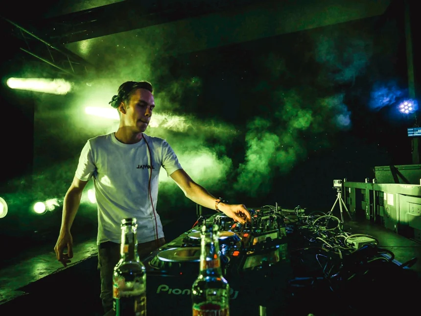 DJ