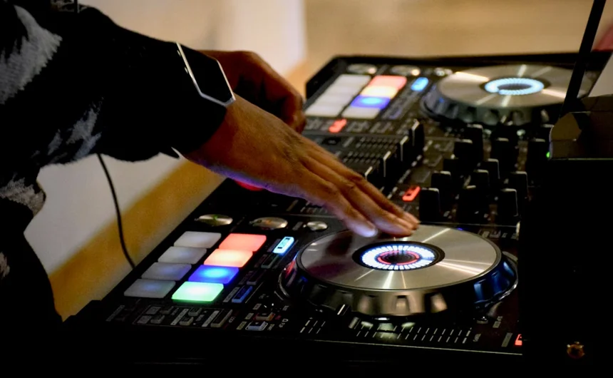 DJ